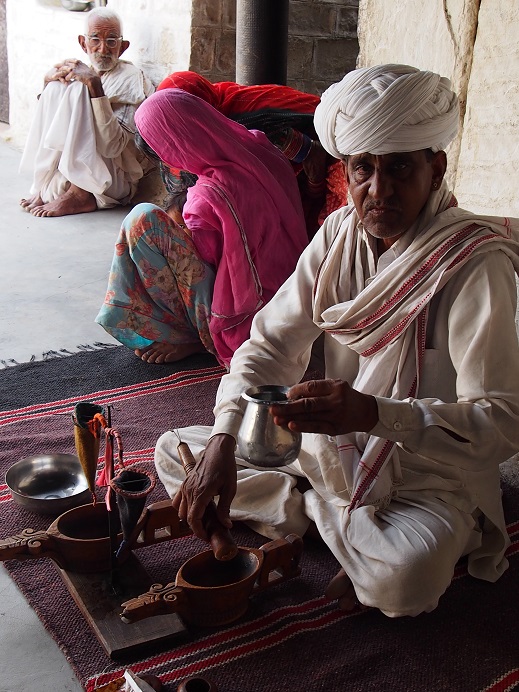 BUVEUR OPIUM BISHNOI        